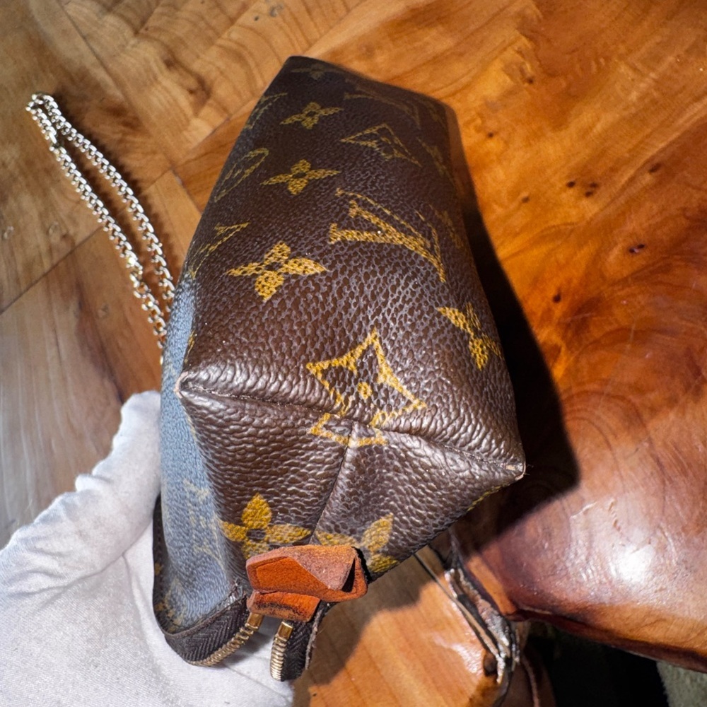 Louis Vuitton
Monogram Cosmetic Pouch vintage with unbranded chain - Picture 14 of 17
